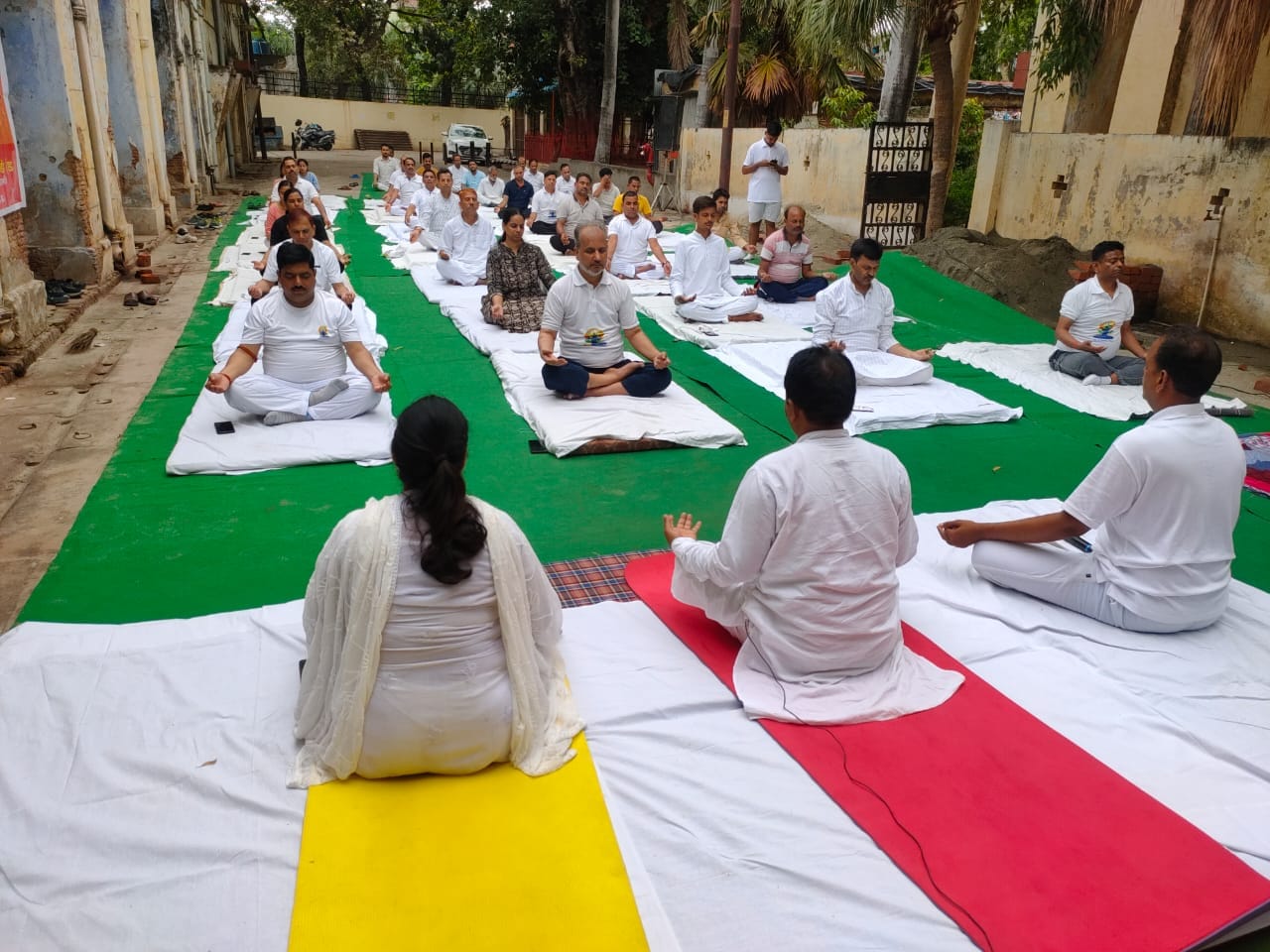 विश्व योग दिवस पर जीएफ कॉलेज में योग करते होमगार्डस्।संवाद