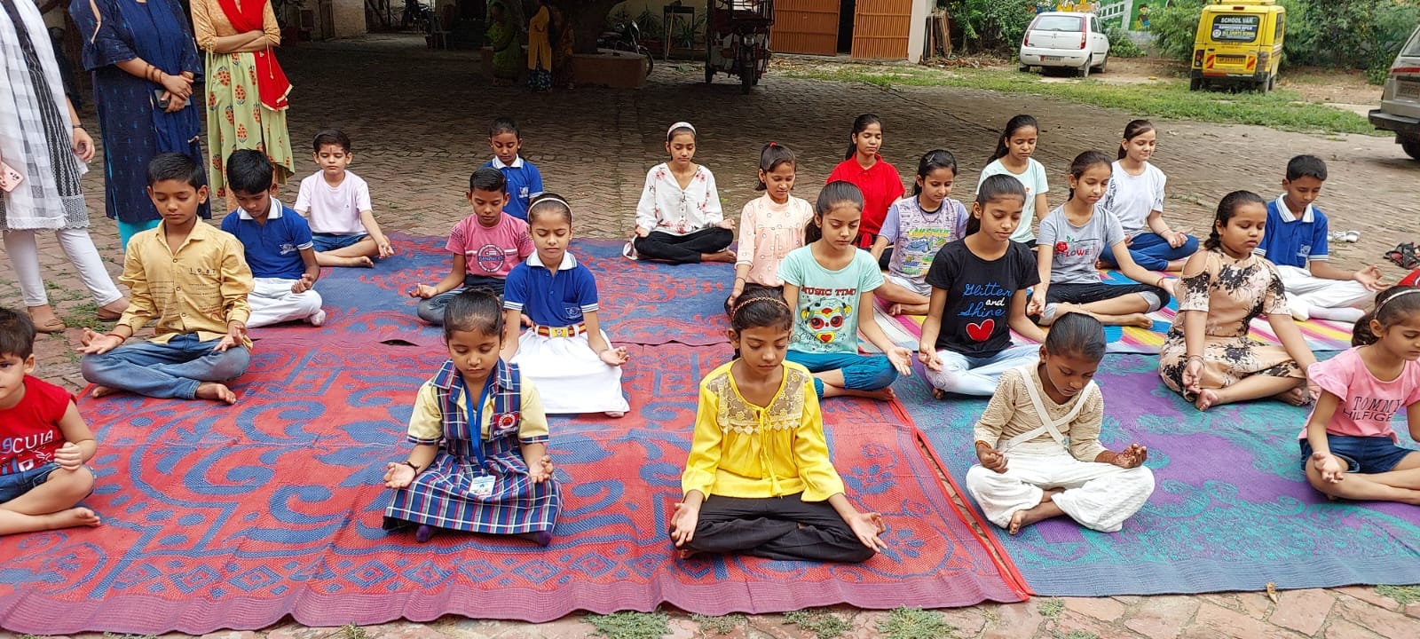 विश्व योग दिवस पर जीएफ कॉलेज में योग करते होमगार्डस्।संवाद