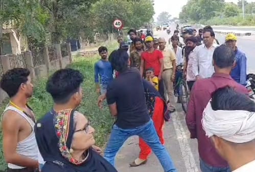 बागपत कलक्ट्रेट स्थित सभागर में आयोजित बैठक में भाग लेते उद्यमी बागपत कलक्ट्रेट स्थित सभागर में आयोजित बैठक में भाग लेते उद्यमी