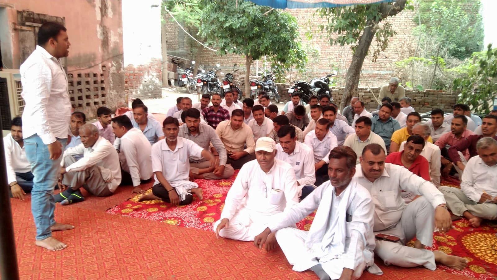 फोटो 19- बरोदा रोड स्थित बिजली निगम के सिटी सब डिवीजन कार्यालय में धरने पर बैठे विभिन्न यूनियन फोटो 19- बरोदा रोड स्थित बिजली निगम के सिटी सब डिवीजन कार्यालय में धरने पर बैठे विभिन्न यूनियन