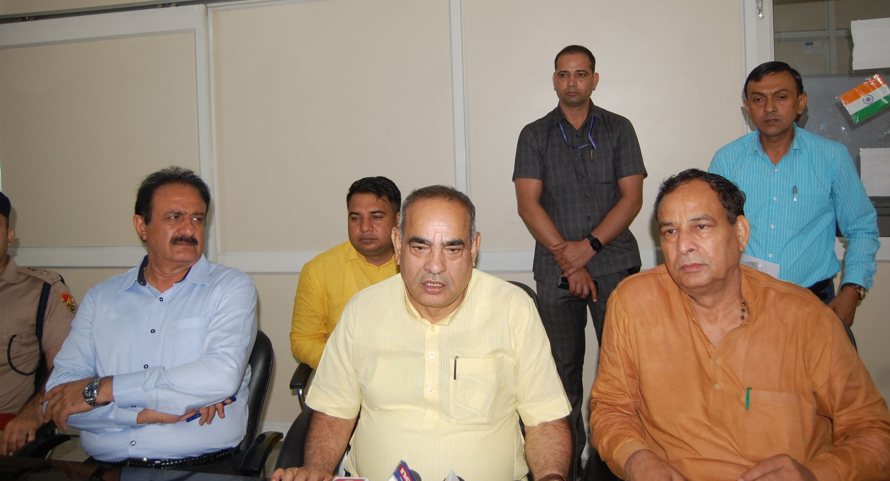 फोटो 27.  लघु सचिवालय में पत्रकारों से बातचीत करते परिवहन मंत्री मूलचंद शर्मा, साथ में विधायक म