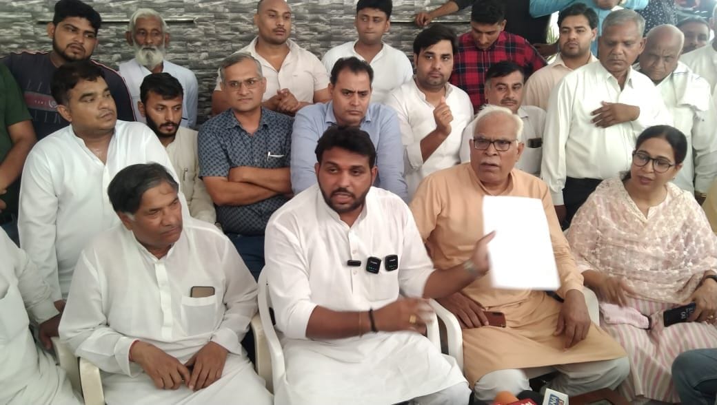 फोटो 39- बिजली कर्मी के खिलाफ सबूत दिखाते भाजपा के जिला अध्यक्ष तीर्थ राणा व अन्य।