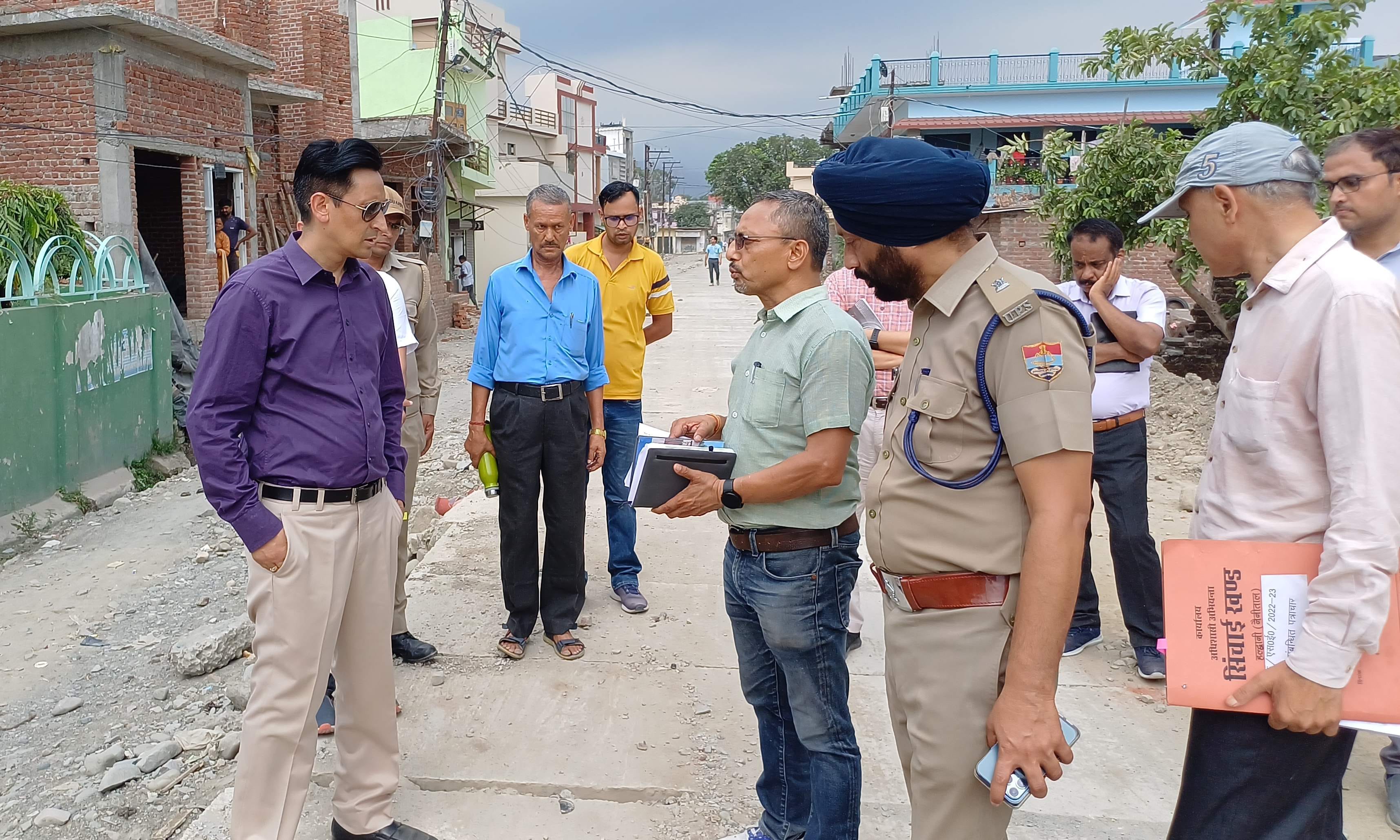 हल्द्वानी के मल्ला गौरखपुर क्षेत्र में नहर कवरिंग के कार्य का  निरीक्षण करते आयुक्त कुमाऊं दीपक