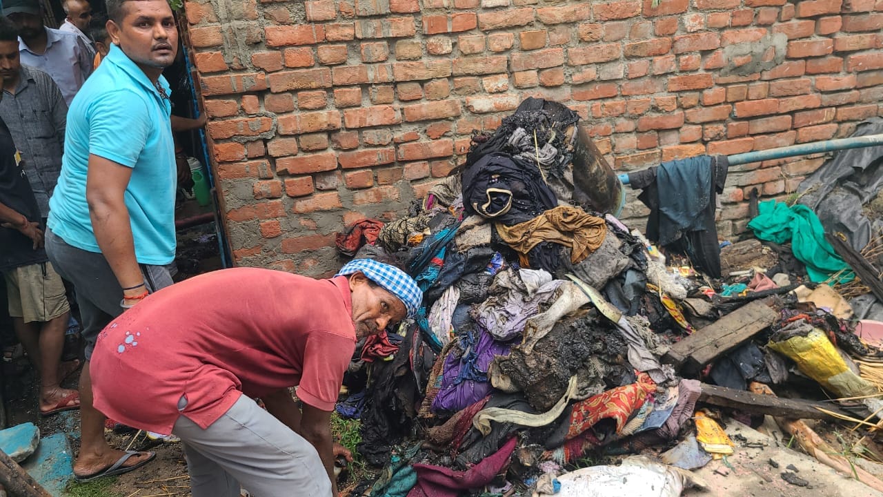 मोहल्ला देश नगर में घर के बाहर लगी भीड़। संवाद