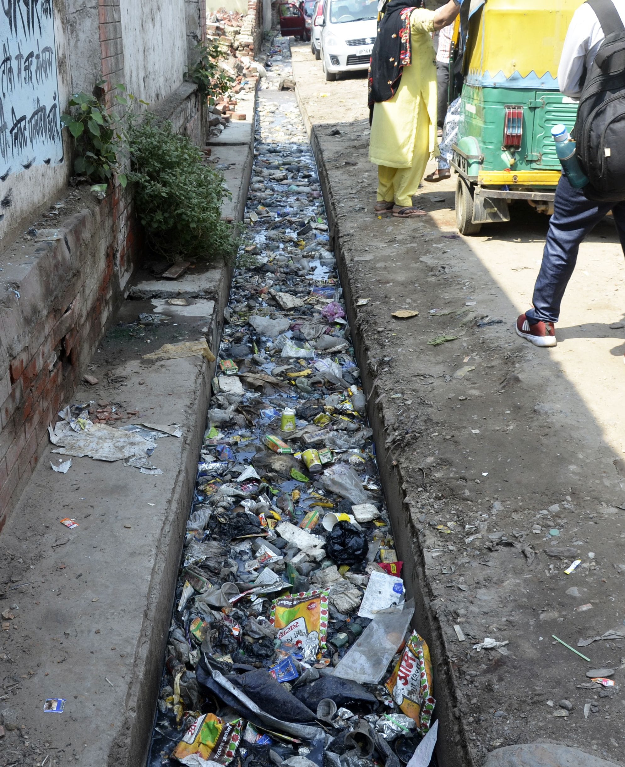 रोडवेज चौराहे के पास चोक पड़ा नाला। संवाद