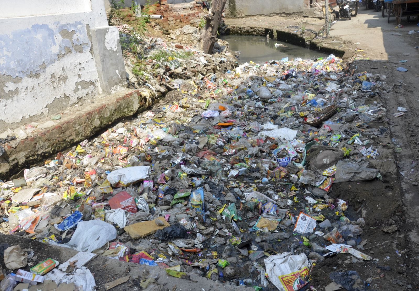 रोडवेज चौराहे के पास चोक पड़ा नाला। संवाद