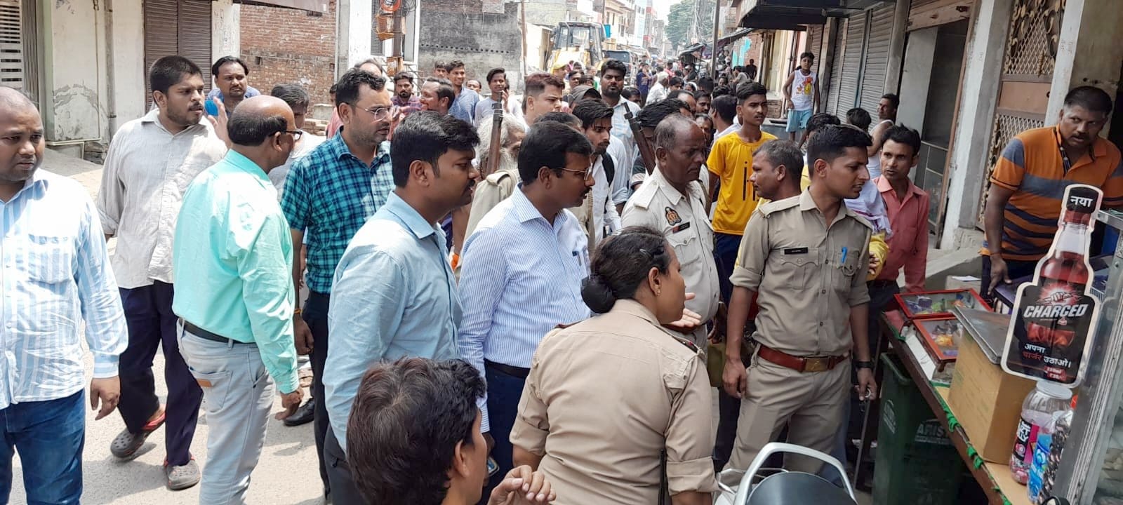 अतिक्रमण हटाने के दौरान ईओ से भिड़े स्थानीय लोग