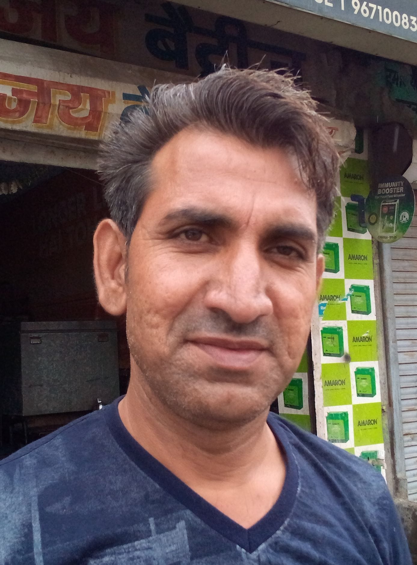 फोटो 13. आठ मरला में बिजली  लाइन की मरम्मत करते कर्मचारी। संवाद