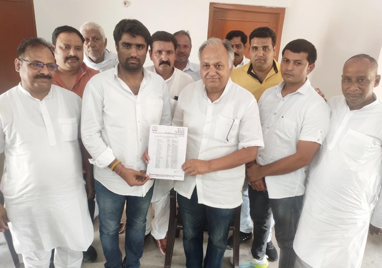 फोटो 21. कांग्रेस के नवनियुक्त ब्लाॅक मीडिया इंचार्ज भारत नांदल को नियुक्ति पत्र सौंपते हरियाणा फोटो 21. कांग्रेस के नवनियुक्त ब्लाॅक मीडिया इंचार्ज भारत नांदल को नियुक्ति पत्र सौंपते हरियाणा