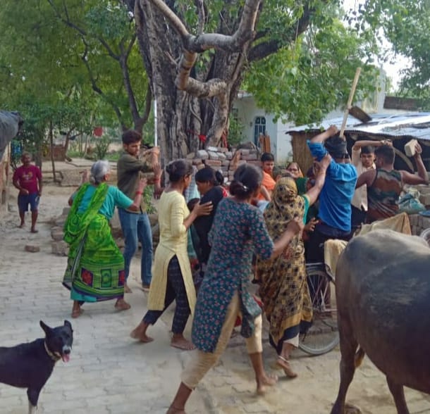 हथिगवां थाना क्षेत्र के पकड़ीतर कदमपुर में थान का चबूतरा काटकर रास्ता बनाने को लेकर तलवार व ईंट हथिगवां थाना क्षेत्र के पकड़ीतर कदमपुर में थान का चबूतरा काटकर रास्ता बनाने को लेकर तलवार व ईंट