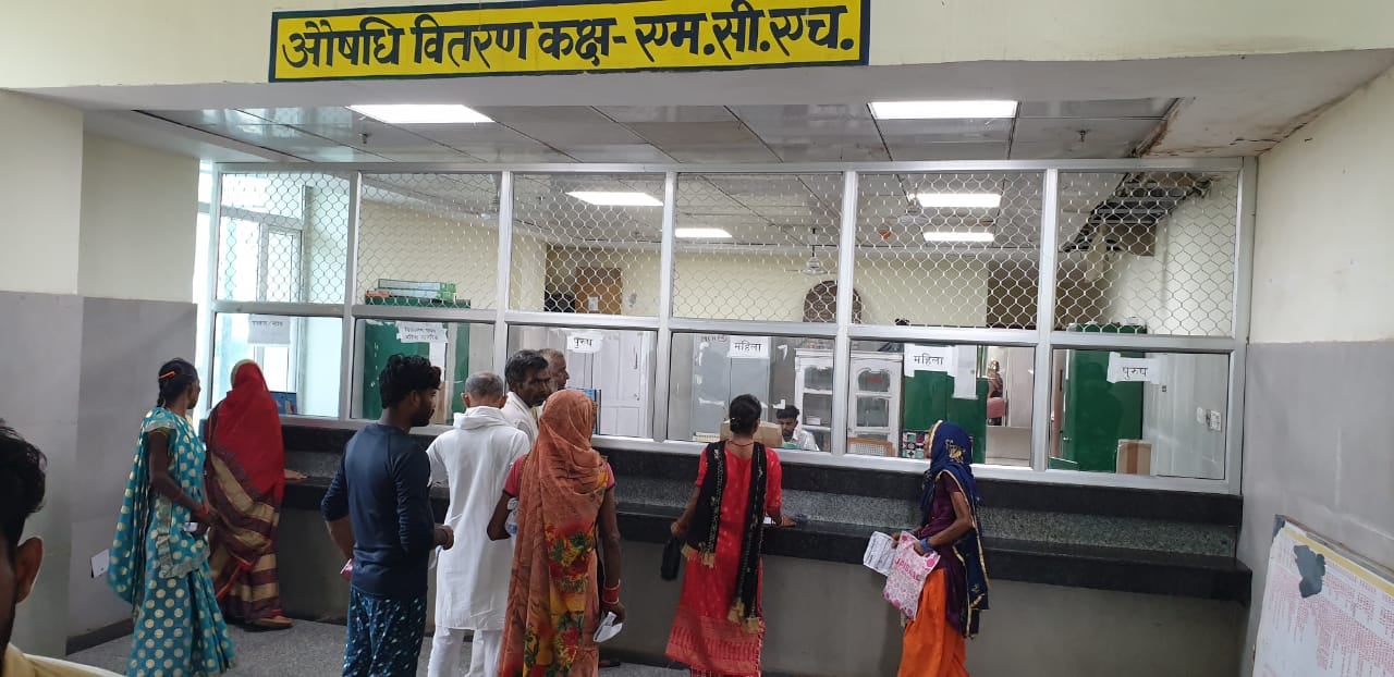इमरजेंसी के सामने प्रदर्शन करते फार्मासिस्ट इमरजेंसी के सामने प्रदर्शन करते फार्मासिस्ट