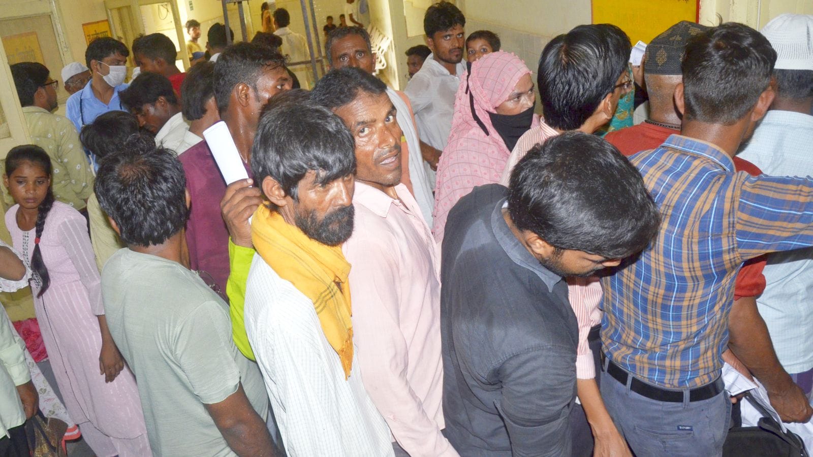 जिला अस्पताल में कार्य बहिष्कार कर बैठा स्टाफ। संवाद