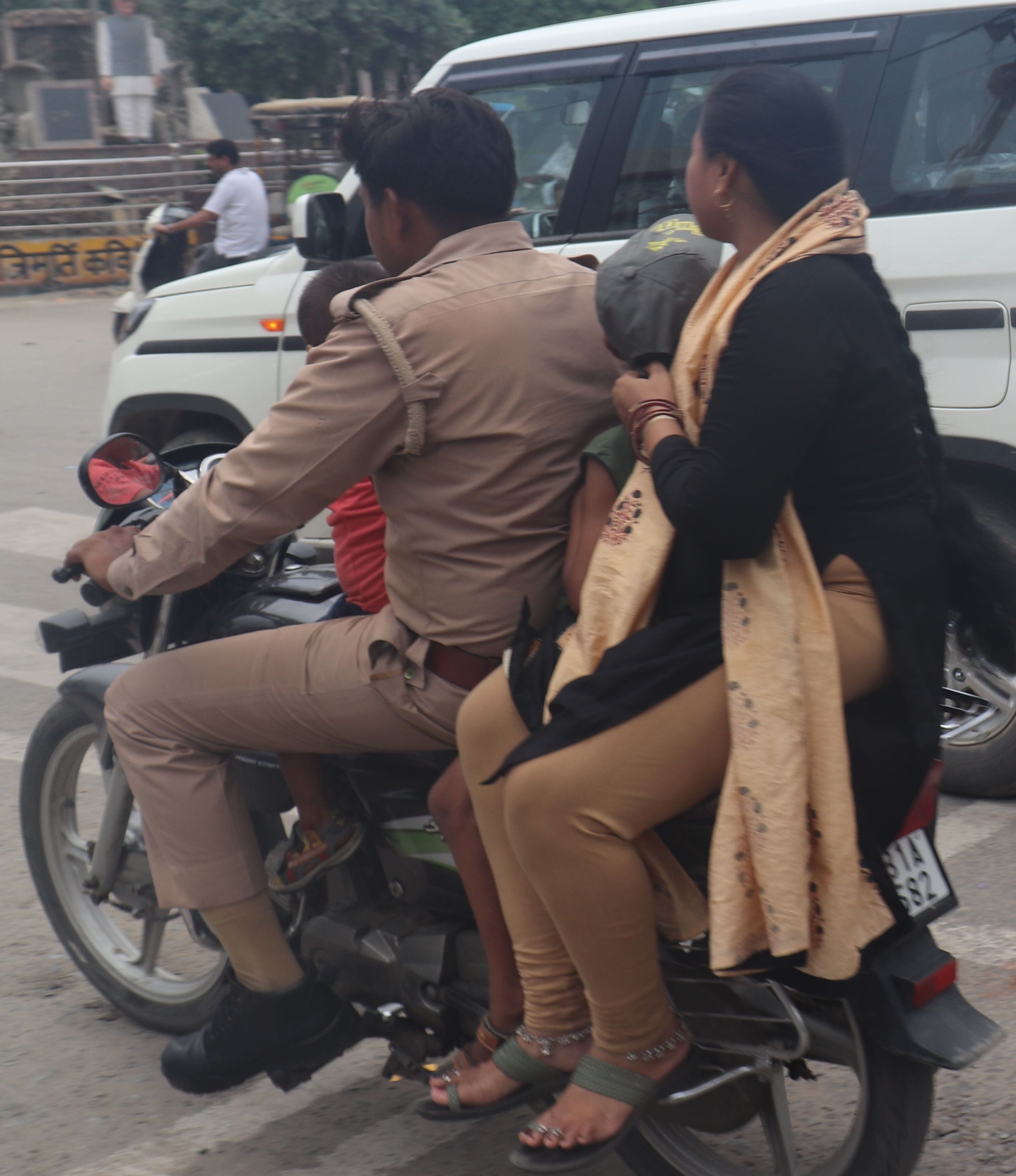मासूमों की जिंदगी से खिलबाड़,शाहजहांपुर में चार बच्चों के साथ विक्की पर जाते दम्पत्ति।संवाद