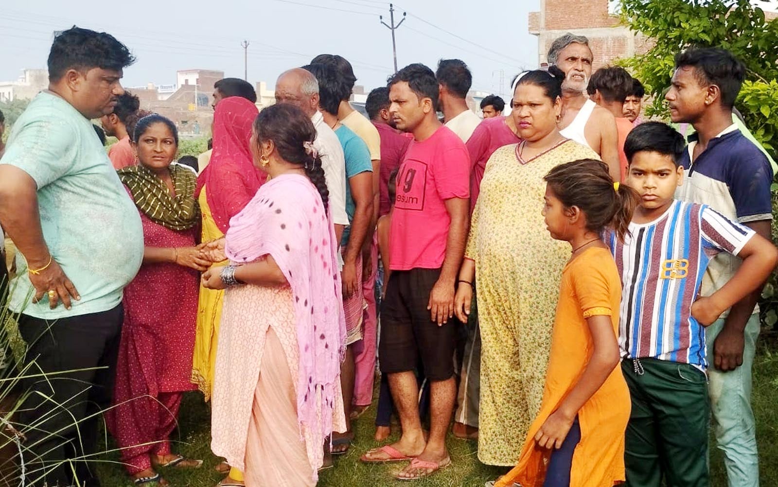 मासूम का शव मिलने के बाद मौका मुआयना करते एसएसपी समेत पुलिस अफसर। संवाद