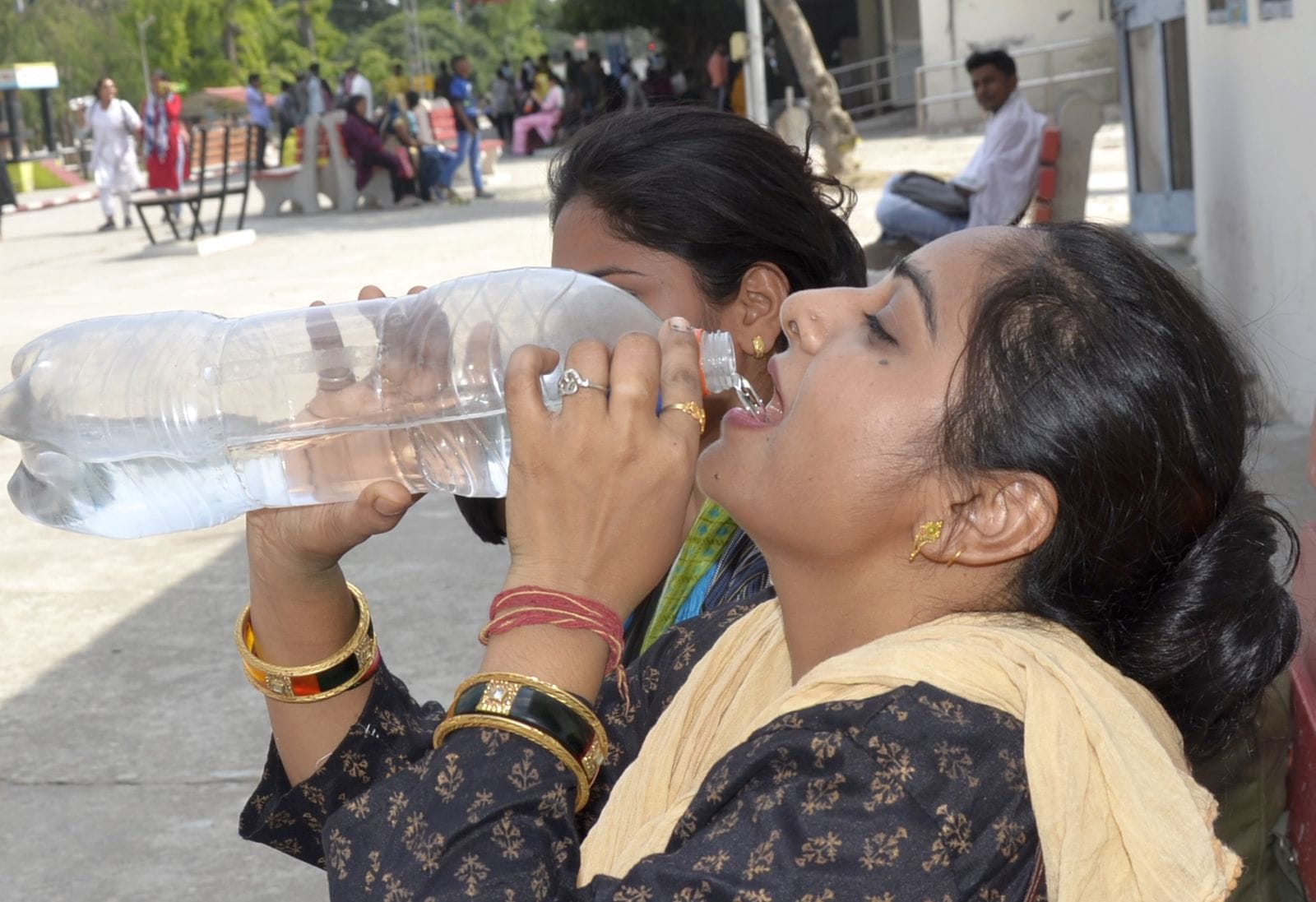 शनिवार को आसमान में छाय रहे घने बादल। संवाद