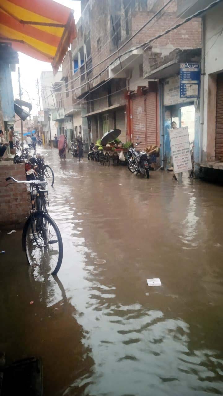 शनिवार को आसमान में छाय रहे घने बादल। संवाद