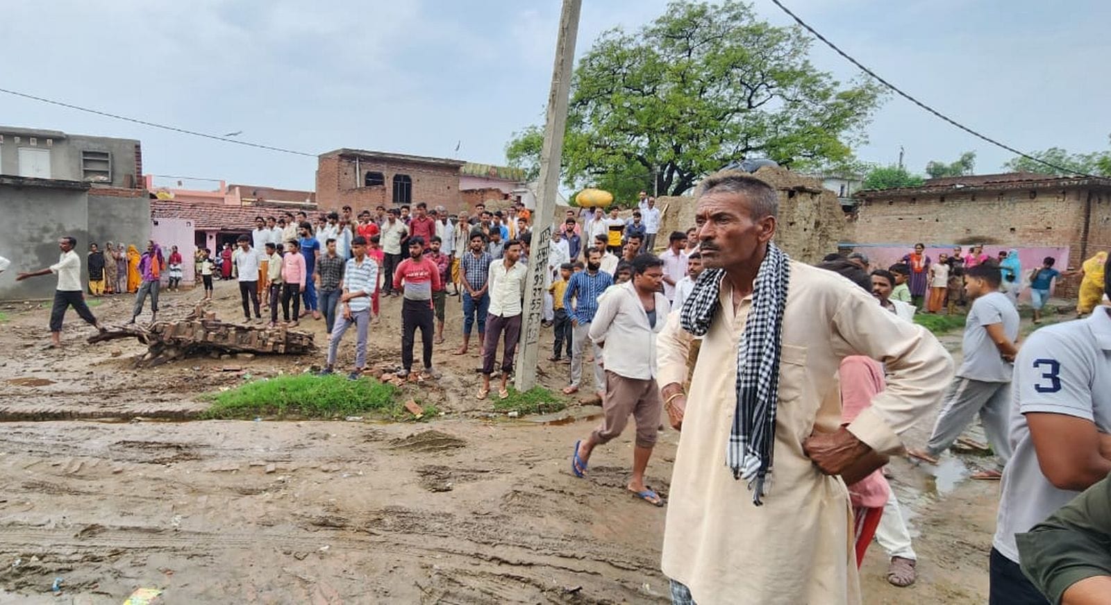 अर्सिस बर्खिन में रोती बिलखती महिलाएं। संवाद