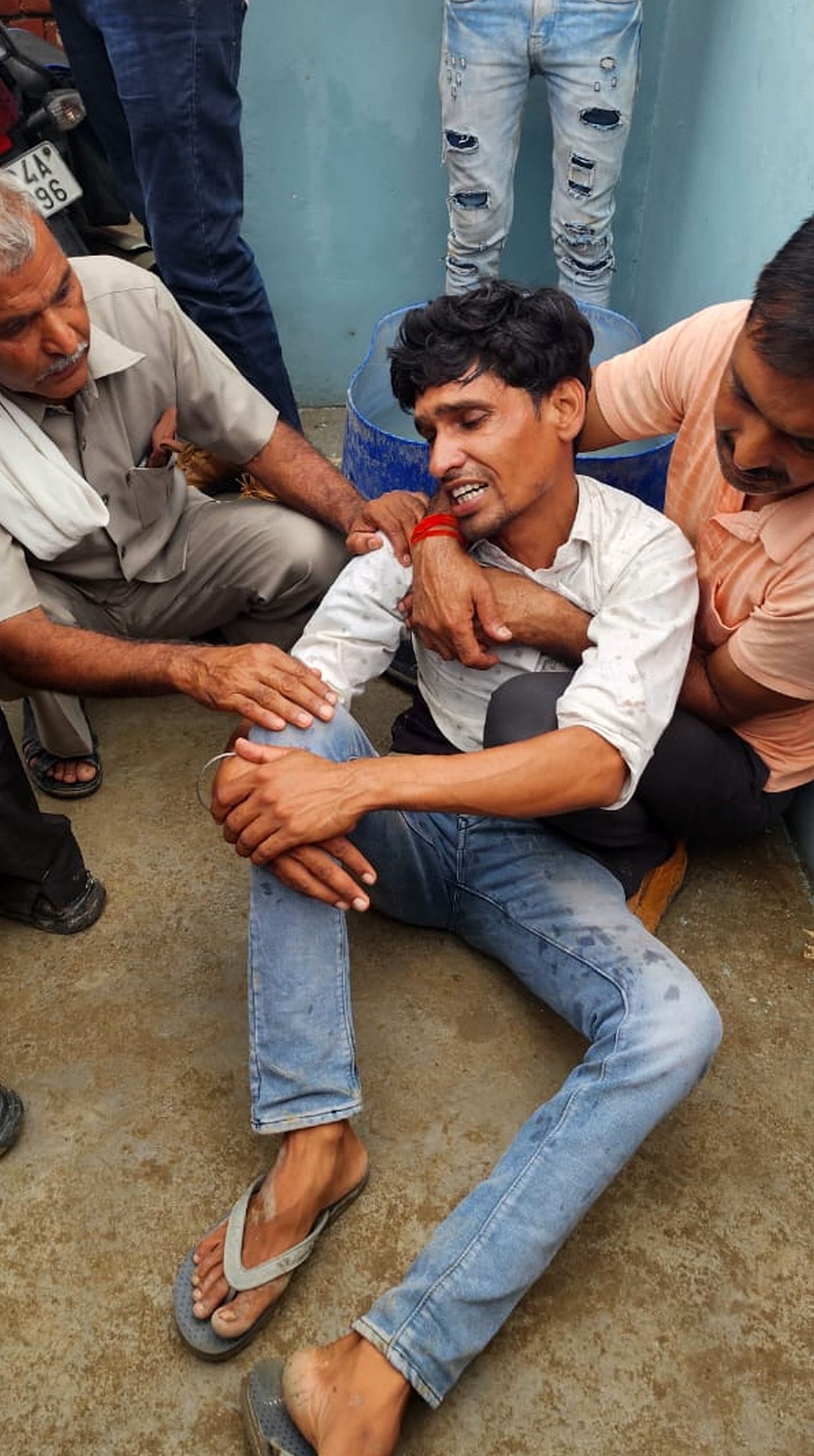 अर्सिस बर्खिन में रोती बिलखती महिलाएं। संवाद