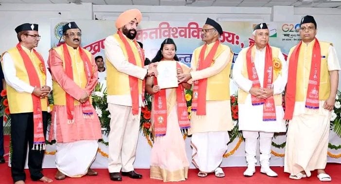 बारिस में  कीचड़ बना सदर थाना चौराहे पर मिट्टी से बंद गड्ढा । संवाद