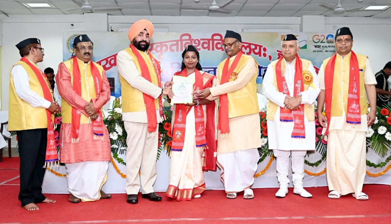 बारिस में  कीचड़ बना सदर थाना चौराहे पर मिट्टी से बंद गड्ढा । संवाद