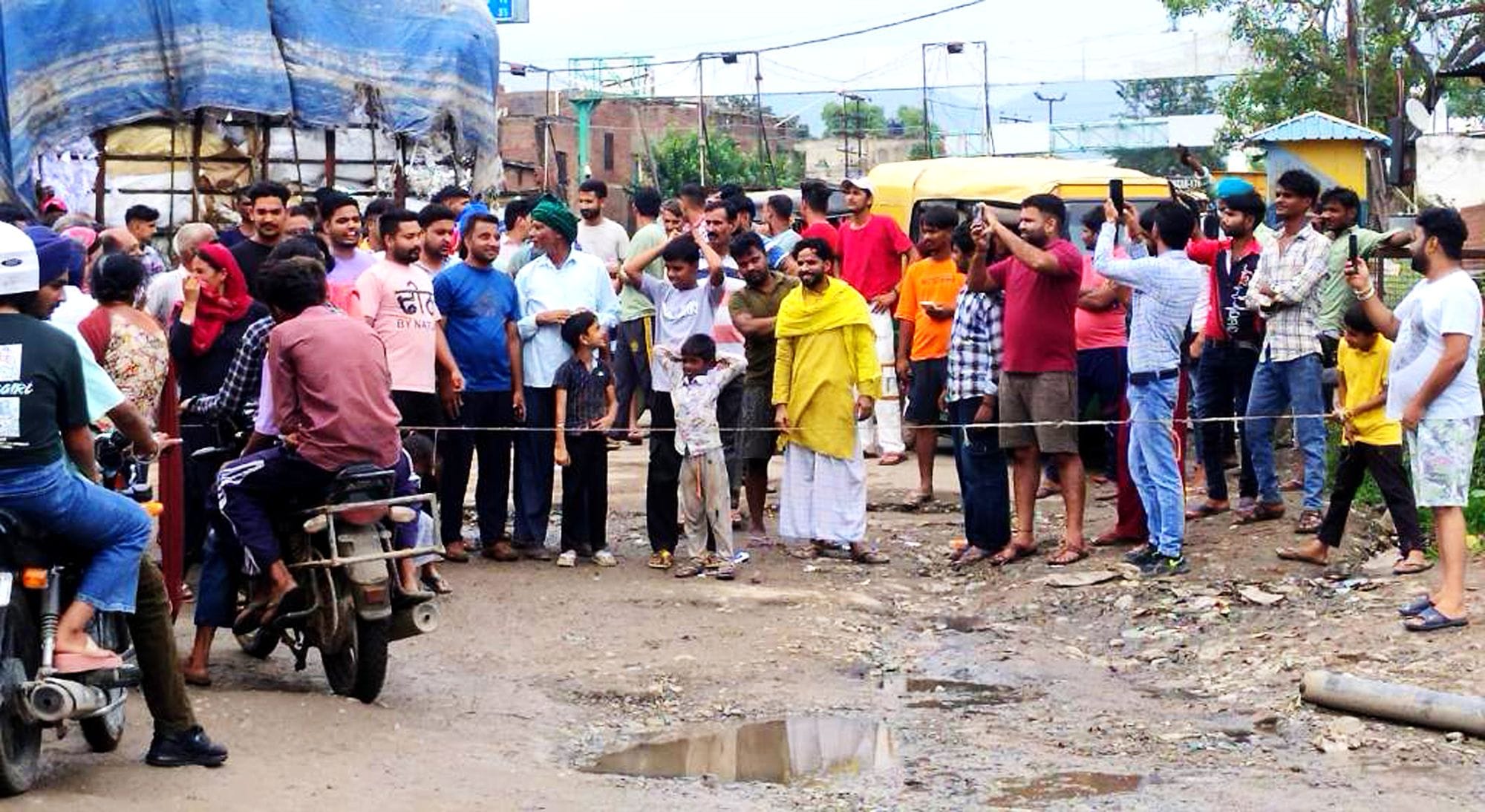 बरोटीवाला-बद्दी नेशनल हाईवे पर चक्का जाम कर प्रदर्शन करते ग्रामीण। संवाद