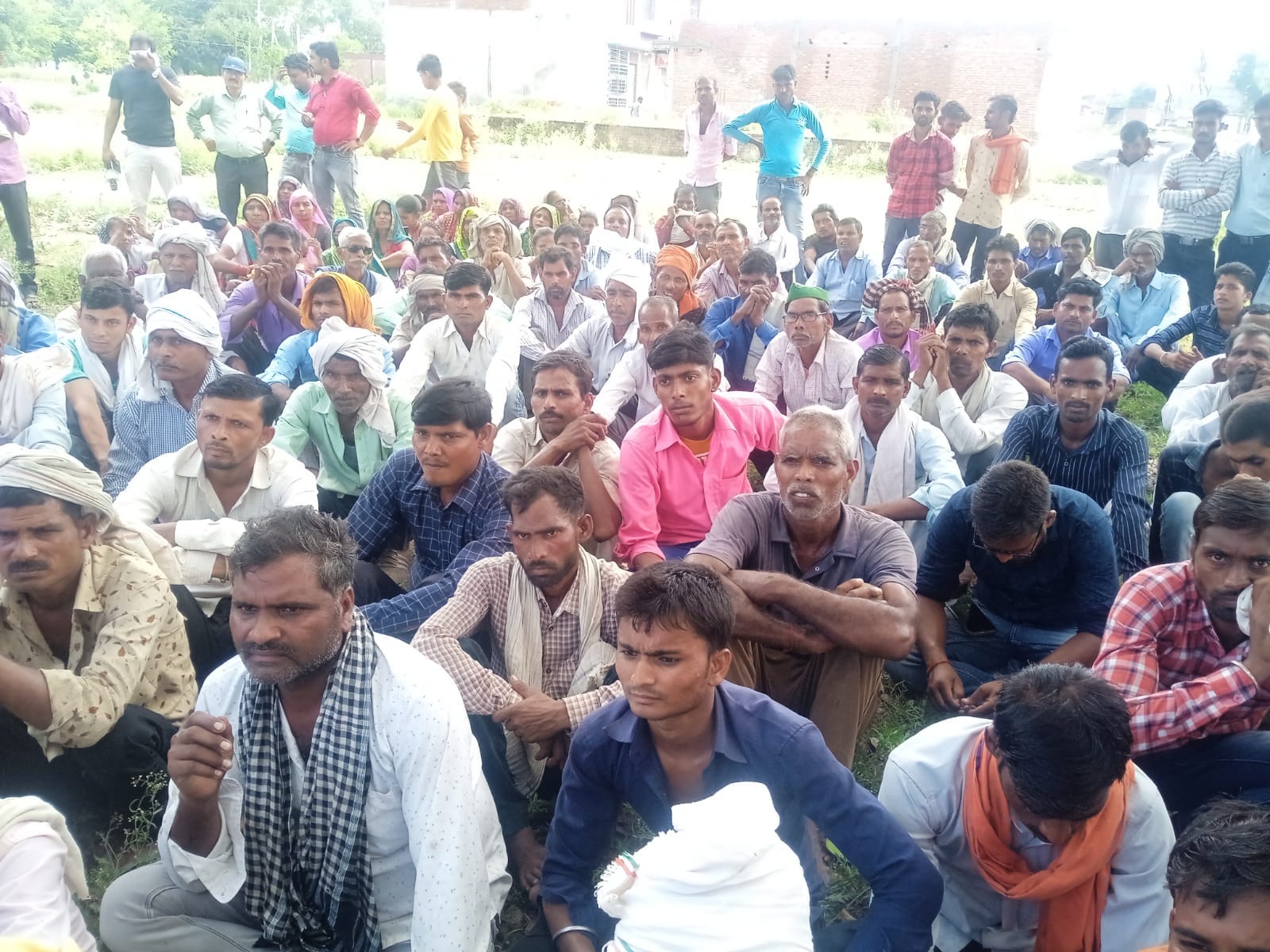 बीसलपुर में आवास पर ग्रामीणों से वार्ता करते विधायक विवेक वर्मा। संवाद