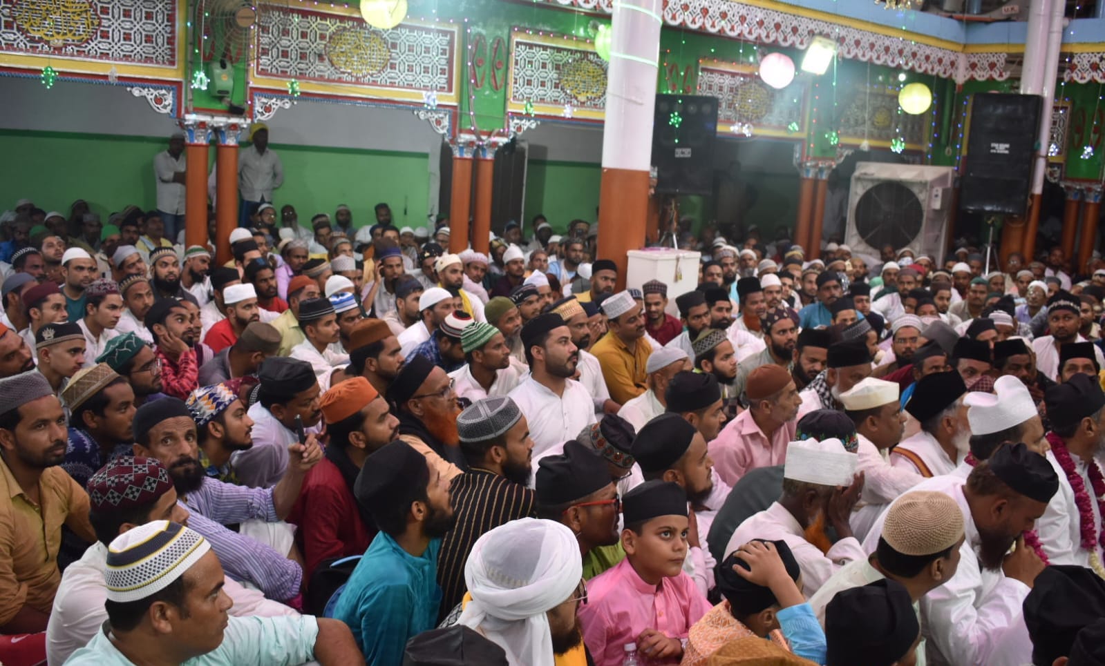 कुल की अदा की जा रही रस्म के दौरान मौजूद सज्जादानशीन हजरत मुन्ने मियां शेरी। संवाद कुल की अदा की जा रही रस्म के दौरान मौजूद सज्जादानशीन हजरत मुन्ने मियां शेरी। संवाद