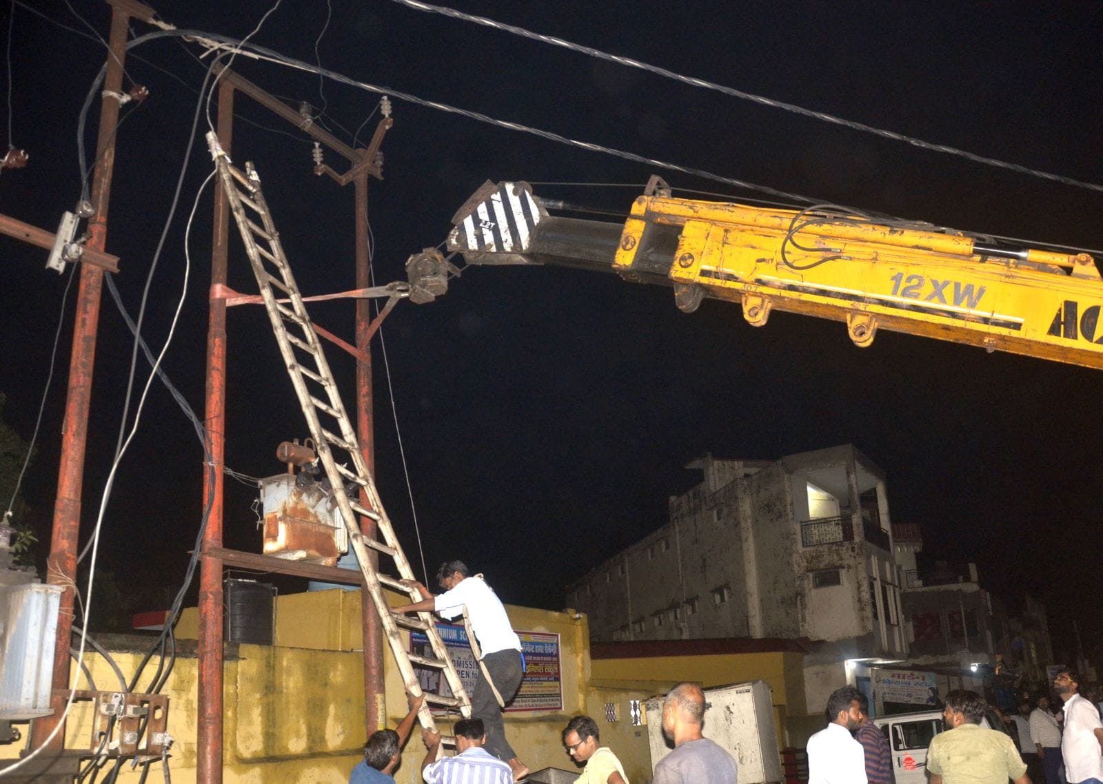 परशुराम चौक पर गिरा बिजली का पोल। संवाद