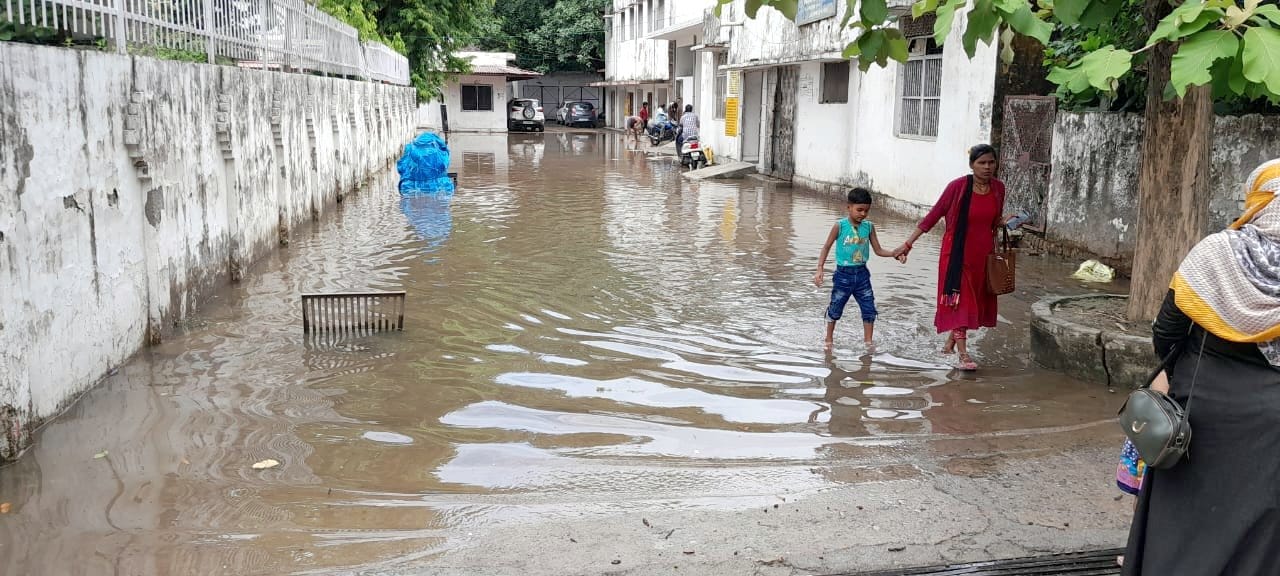 रोडवेज बस अड्डे के सामने भरा बरसात का पानी रोडवेज बस अड्डे के सामने भरा बरसात का पानी
