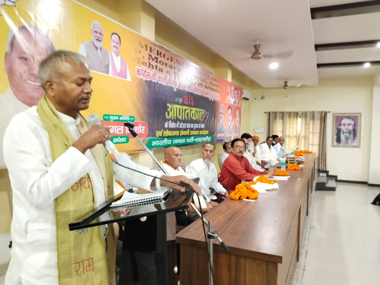 शाहजहांपुर के लोकतंत्र सेनानी ओमकार सिंह को सम्मानित करते मुख्य अतिथि जुगुल किशोर शाहजहांपुर के लोकतंत्र सेनानी ओमकार सिंह को सम्मानित करते मुख्य अतिथि जुगुल किशोर