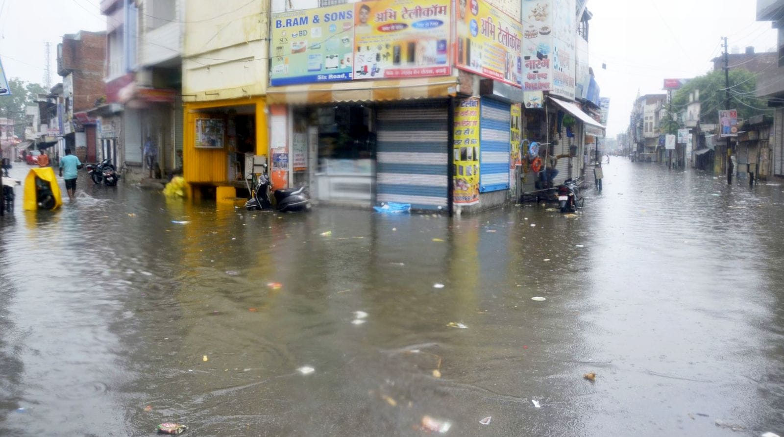 टिकटगंज में बरसात से हुआ जलभराव। संवाद टिकटगंज में बरसात से हुआ जलभराव। संवाद