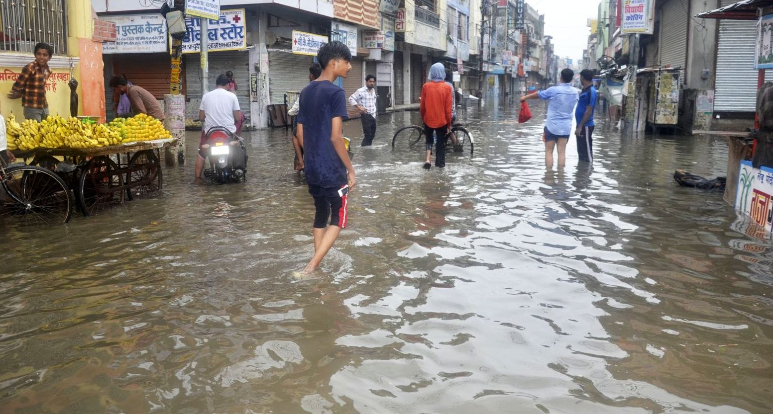 टिकटगंज में बरसात से हुआ जलभराव। संवाद टिकटगंज में बरसात से हुआ जलभराव। संवाद