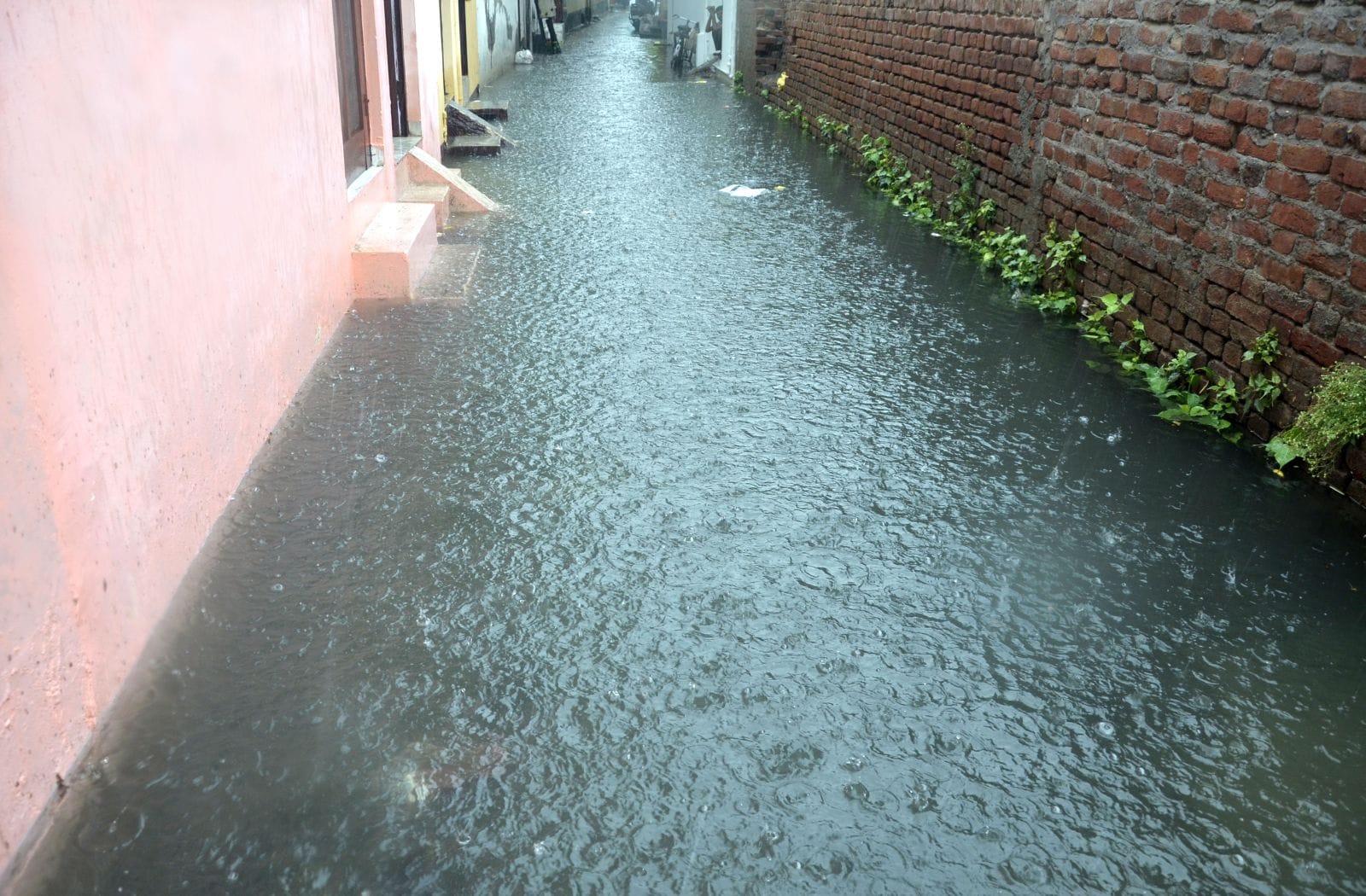 टिकटगंज में बरसात से हुआ जलभराव। संवाद टिकटगंज में बरसात से हुआ जलभराव। संवाद