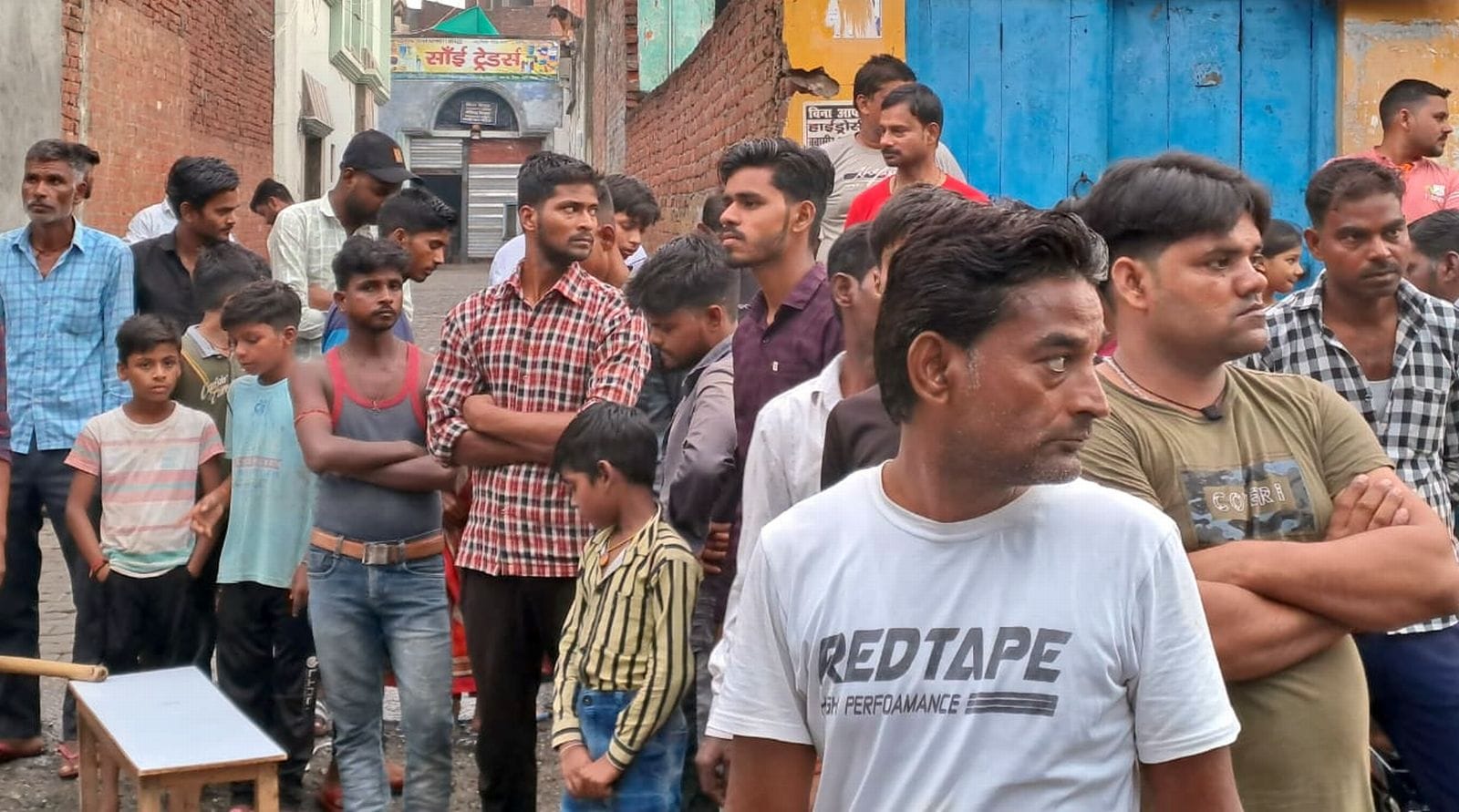 उझानी में स्टेशन रोड पर बिजली के पोल के करंट से गाय की मौत हो जाने पर मौके पर मौजूद पुलिस व लोग