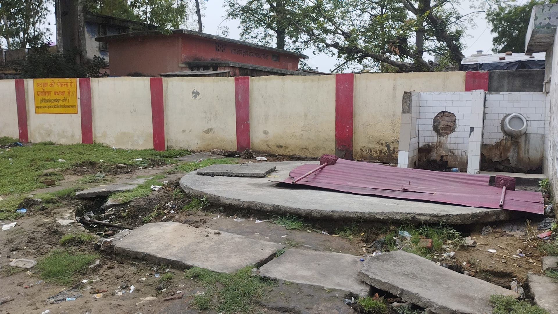 बस अड्डे पर खराब पड़ा नल बस अड्डे पर खराब पड़ा नल