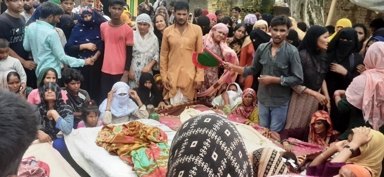 बुढ़ाना के रसूलपुर दभेडी गांव में बच्चों के शव गांव में पहुंचने पर लगी ग्रामीणों की भीड। बुढ़ाना के रसूलपुर दभेडी गांव में बच्चों के शव गांव में पहुंचने पर लगी ग्रामीणों की भीड।