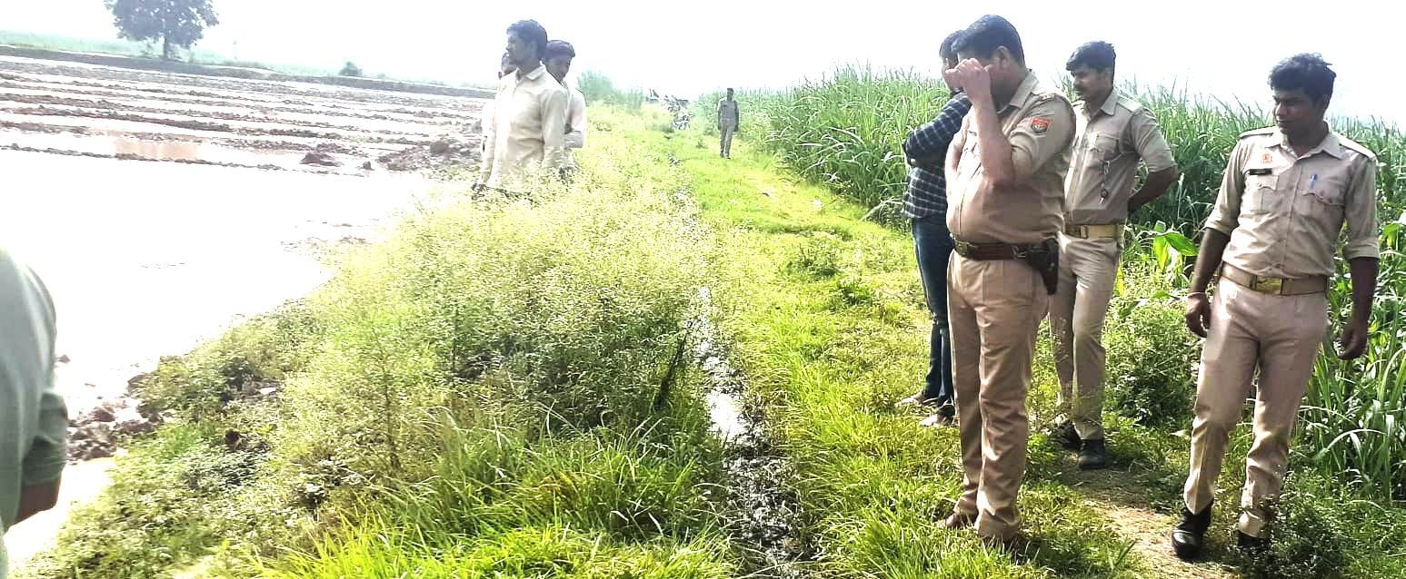 बुढ़ाना के रसूलपुर दभेडी गांव में बच्चों के शव गांव में पहुंचने पर लगी ग्रामीणों की भीड। बुढ़ाना के रसूलपुर दभेडी गांव में बच्चों के शव गांव में पहुंचने पर लगी ग्रामीणों की भीड।