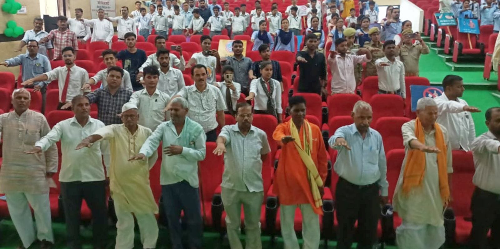 डायट स्थित ऑडिटोरियम में आयोजित कार्यक्रम को संबोधित करते डीएम मनोज कुमार। संवाद