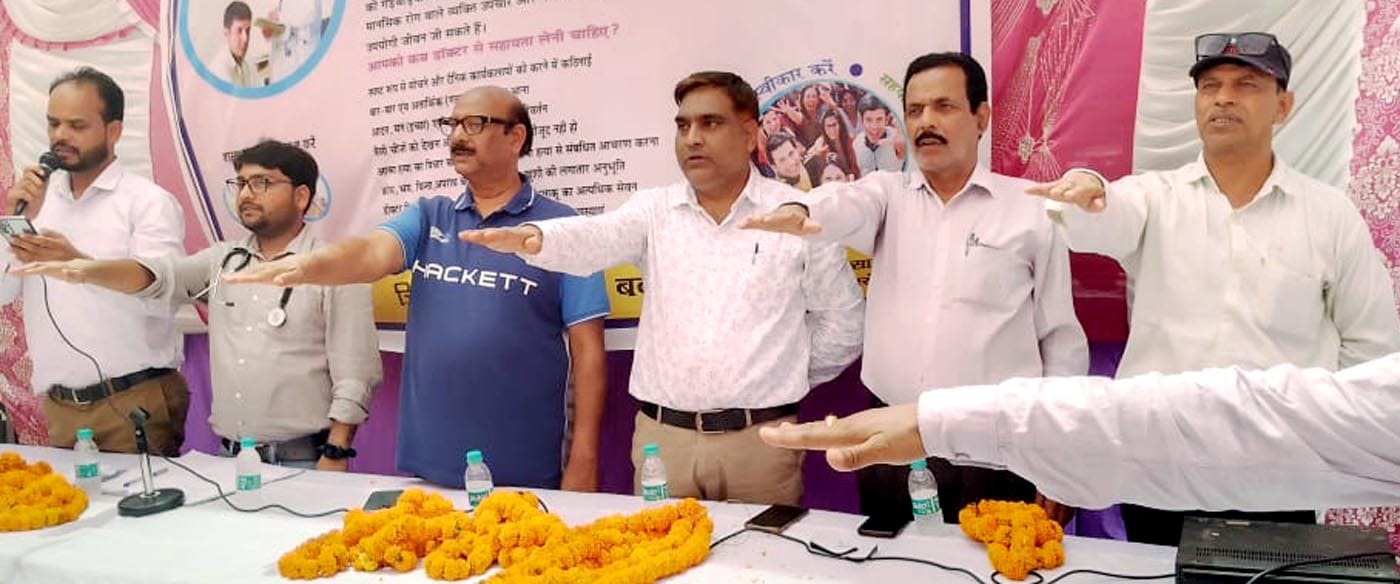 डायट स्थित ऑडिटोरियम में आयोजित कार्यक्रम को संबोधित करते डीएम मनोज कुमार। संवाद