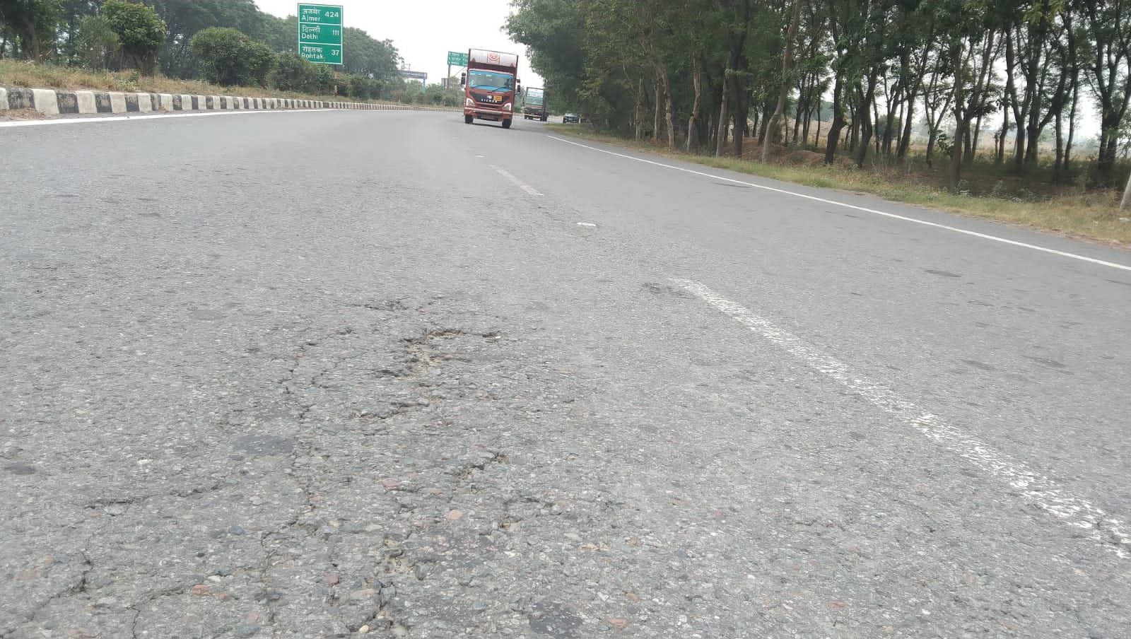 फोटो 16. गांव माहरा के पास राष्ट्रीय राजमार्ग-709 पर बनाए गए अवैध कट से गुजरता ट्रैक्टर। संवाद फोटो 16. गांव माहरा के पास राष्ट्रीय राजमार्ग-709 पर बनाए गए अवैध कट से गुजरता ट्रैक्टर। संवाद