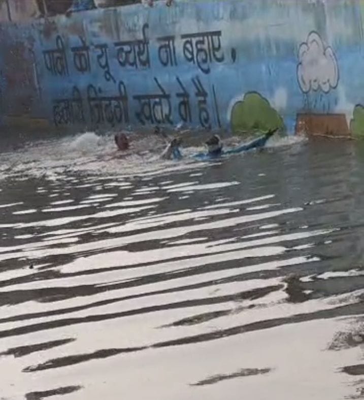 फोटो :21: सोनीपत अंडरब्रिज में भरे पानी में फंसे बुजुर्ग को बाहर लेकर आते युवक। फोटो :21: सोनीपत अंडरब्रिज में भरे पानी में फंसे बुजुर्ग को बाहर लेकर आते युवक।