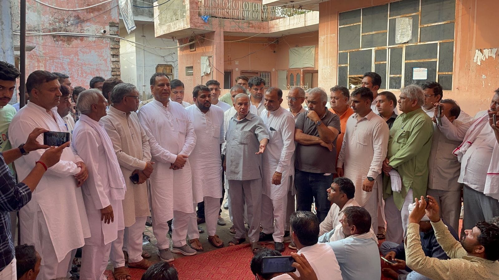 फोटो 38- धरने पर बैठे बिजली कर्मियों से बातचीत करते विधायक मोहनलाल बड़ौली व अन्य। संवाद फोटो 38- धरने पर बैठे बिजली कर्मियों से बातचीत करते विधायक मोहनलाल बड़ौली व अन्य। संवाद