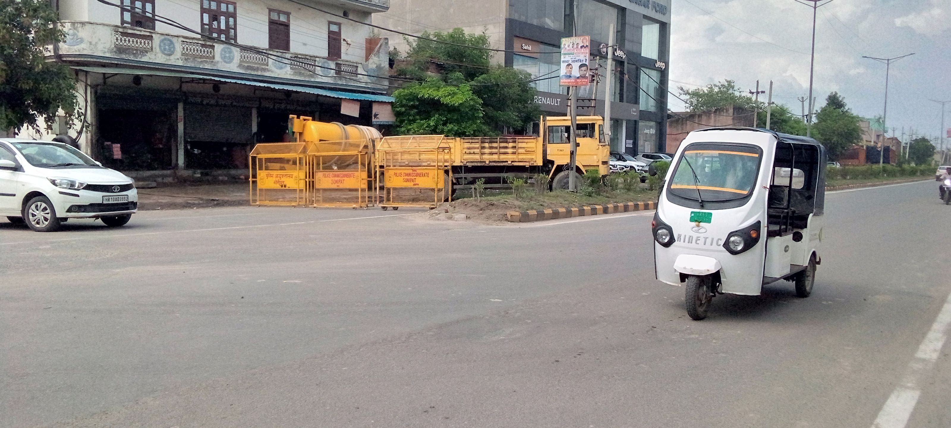 फोटो 39- रोहतक रोड स्थित रेलवे ओवरब्रिज का बेरिकेड लगाकर दोबारा बंद किया गया मार्ग। संवाद