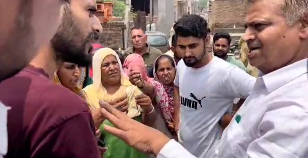 गांव खैरेकां में घर पर ताला लगाती हुई महिला । संवाद गांव खैरेकां में घर पर ताला लगाती हुई महिला । संवाद