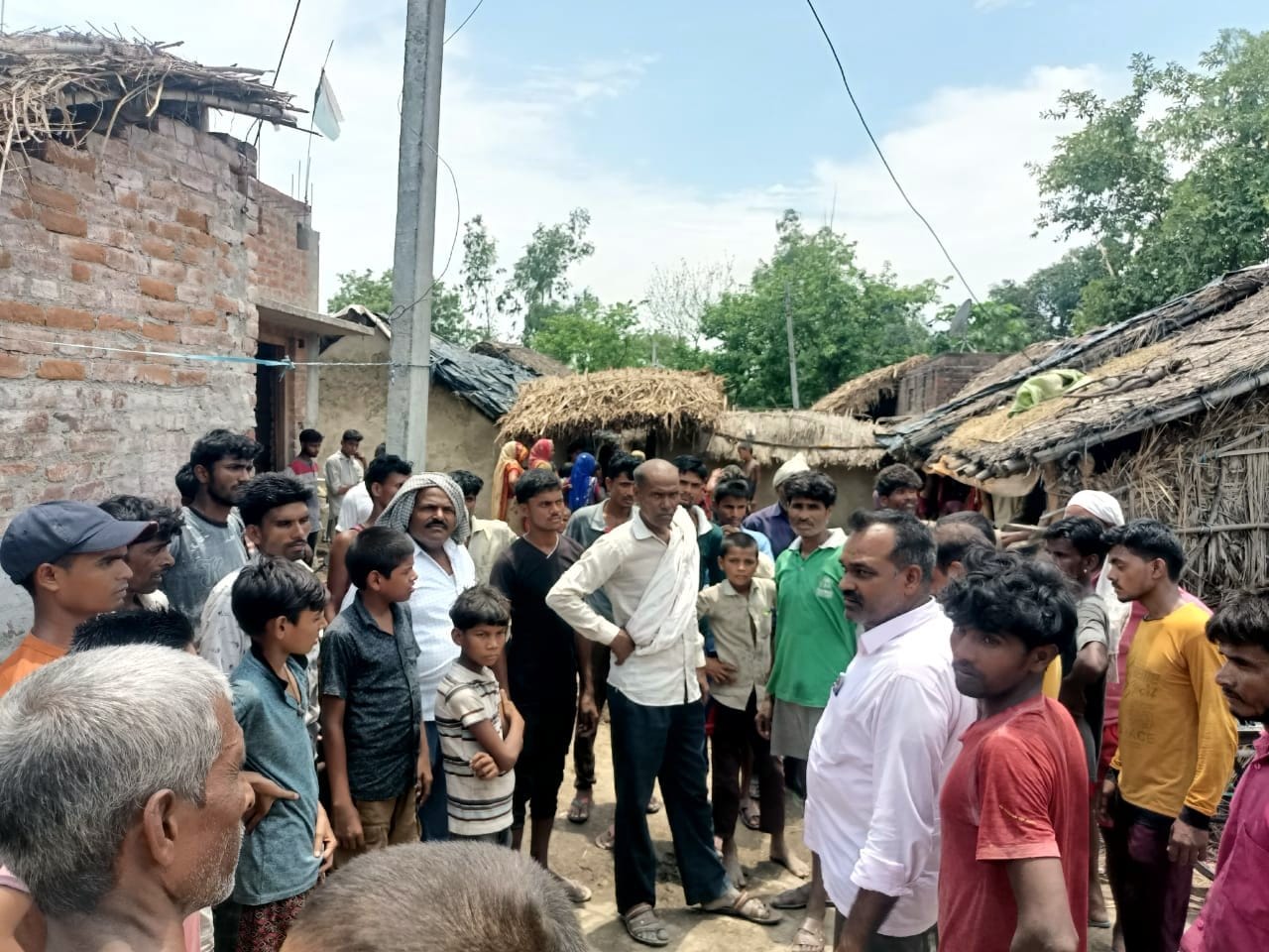 घर के बाहर खड़े मृतक के परिजन घर के बाहर खड़े मृतक के परिजन