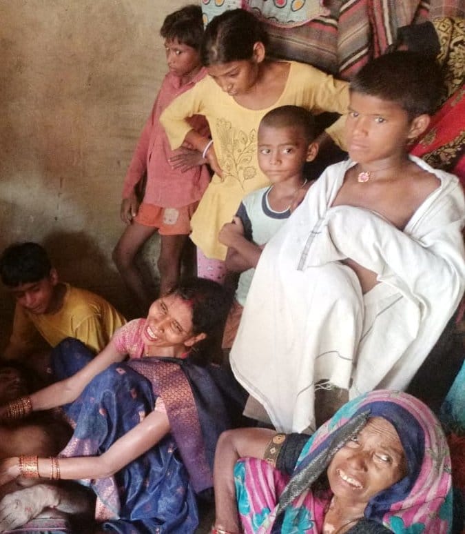 घर के बाहर खड़े मृतक के परिजन घर के बाहर खड़े मृतक के परिजन