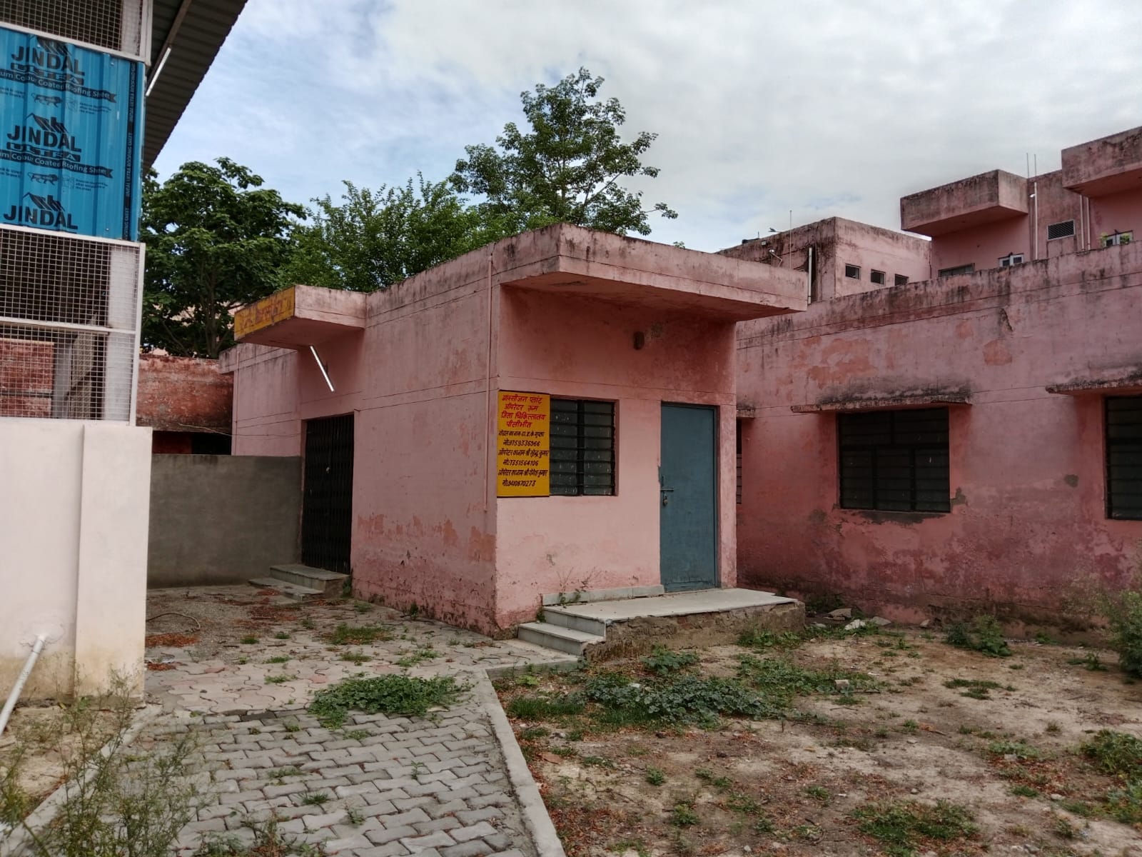 जिला अस्पताल के रैन बसेरे के अंदर का दृश्य। संवाद