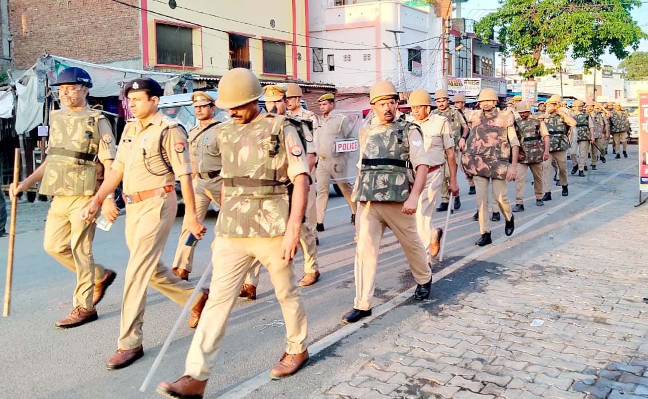 पुवायां में शांति समिति की बैठक में विचार रखते लोग