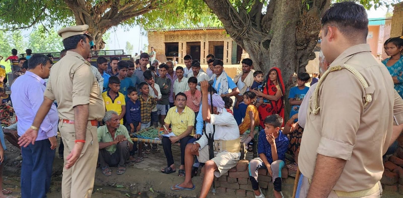 सालारपुर ब्लॉक क्षेत्र के गांव नरऊ पसा में अवैध कब्जा हटाती जेसीबी। संवाद