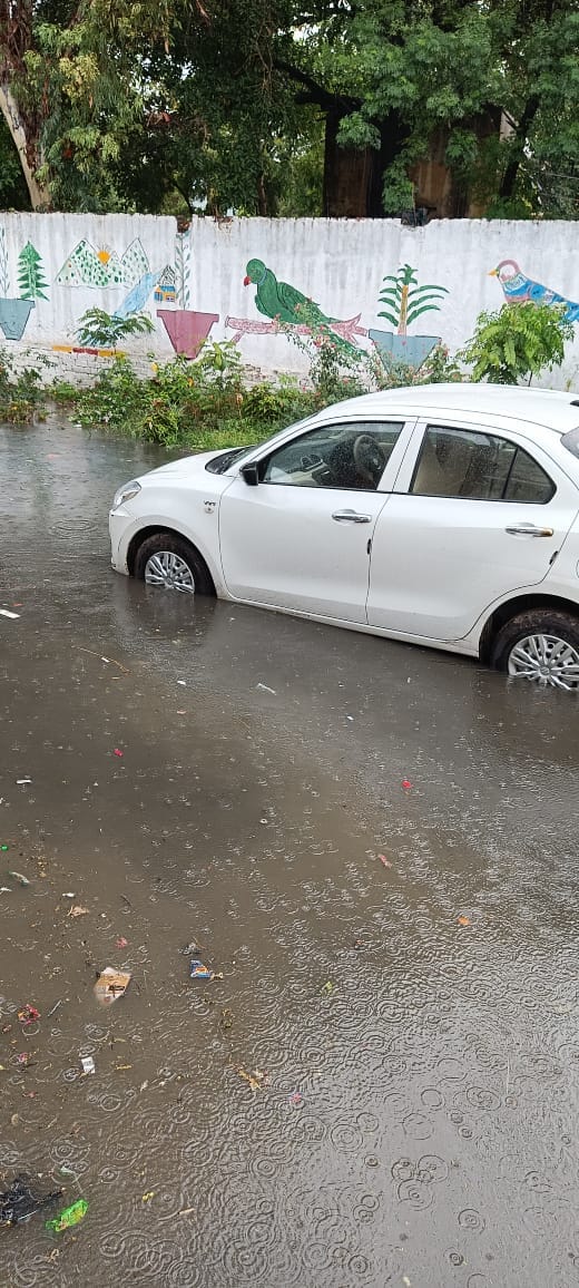 बारिश के बाद शहर की सड़कों पर भरा पानी। संवाद